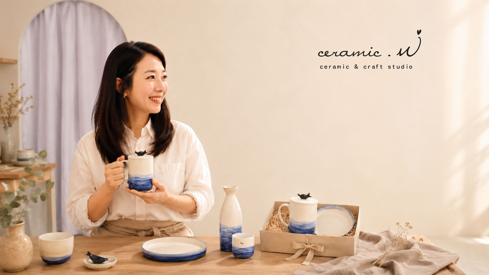 도자 작품과 함께 있는 세라믹엔 정소연 강사